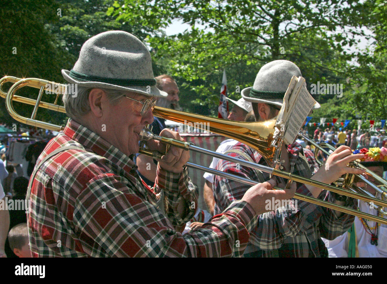 Deutsche Musiker spielen auf lokalen Messe in London GB UK Stockfoto