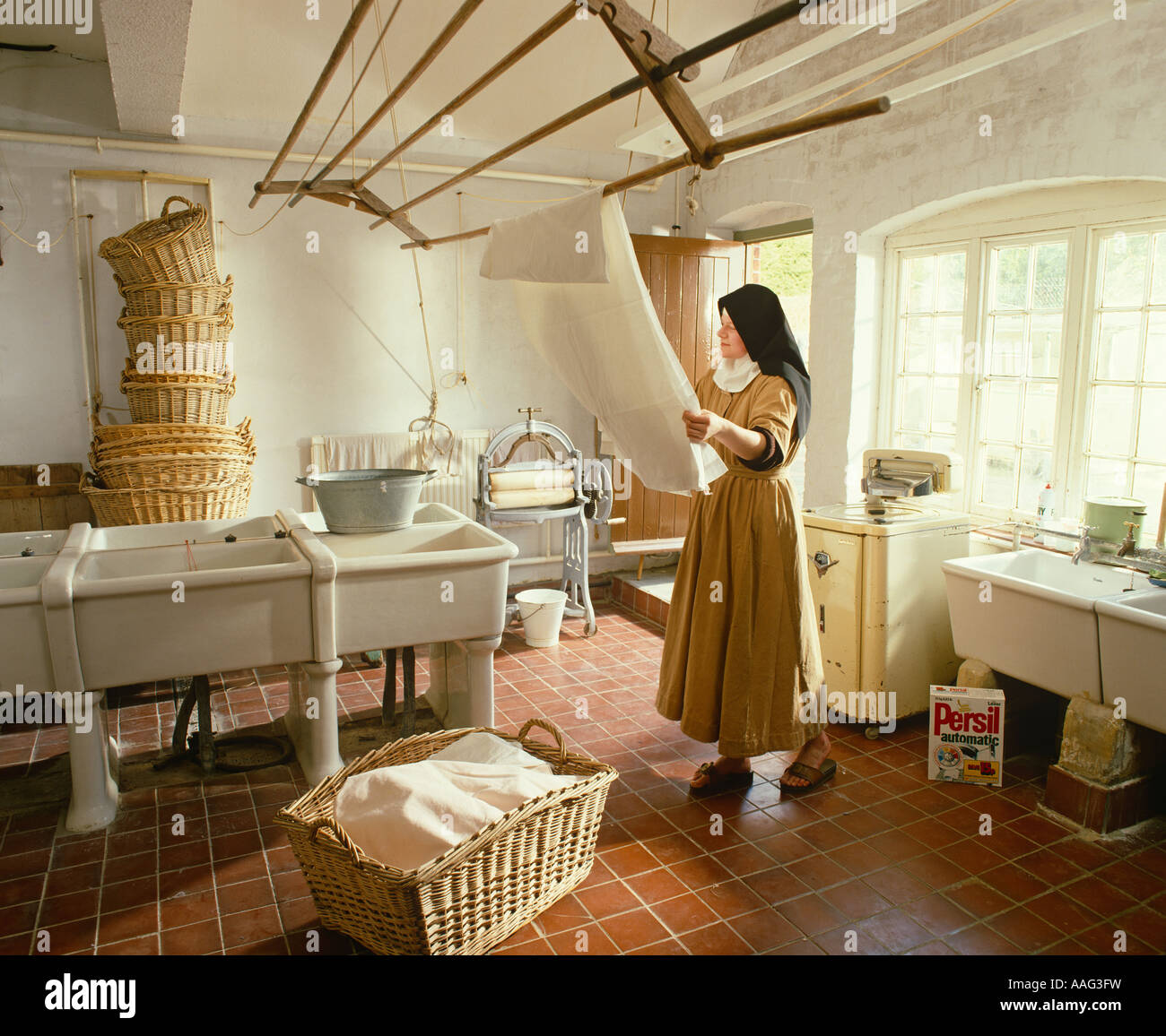 Nonne in Waschküche Stockfoto