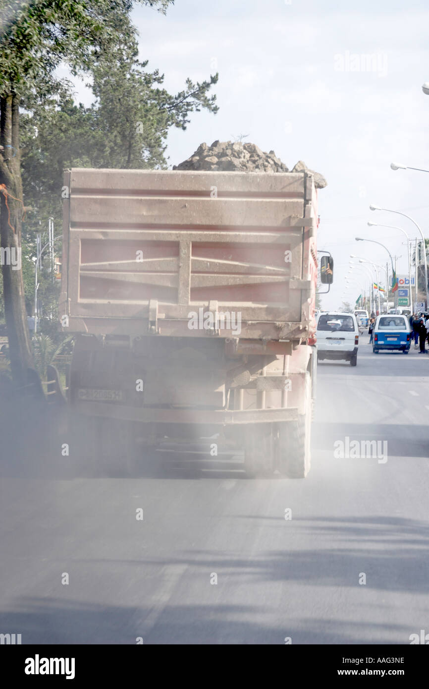 Rauchende Lkw Oder Lkw Mit Umweltschadlichen Abgase Dampfe Addis Abeba Athiopien Afrika Stockfotografie Alamy