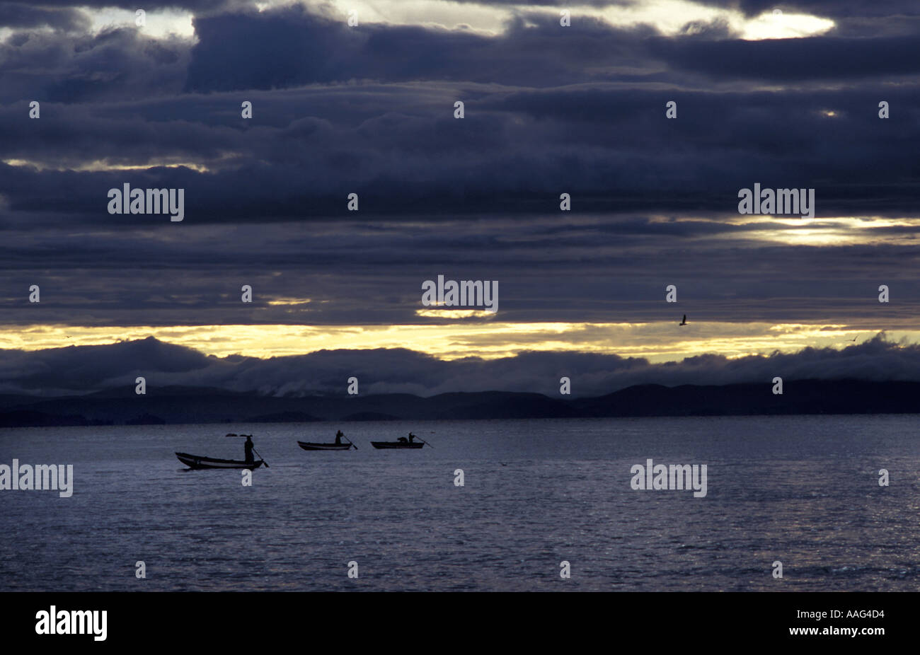 Angelboote/Fischerboote aus Insel Taquile auf dem Titicacasee bei Sonnenaufgang Wolken Hüllen der peruanischen Festland Amantani Peru S America Stockfoto