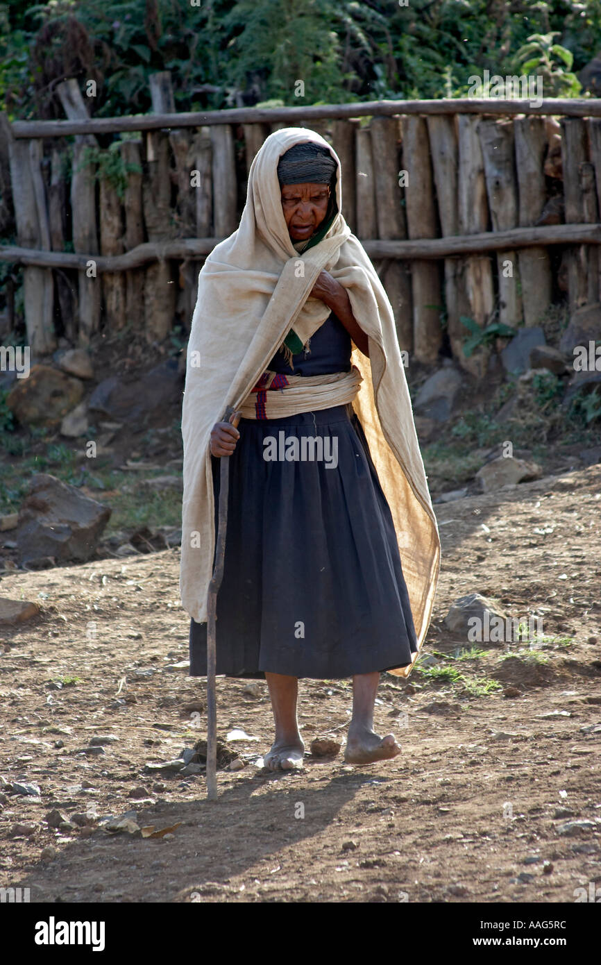 Alte Frau mit Stock und Schal zu Fuß in Bure-Äthiopien-Afrika  Stockfotografie - Alamy