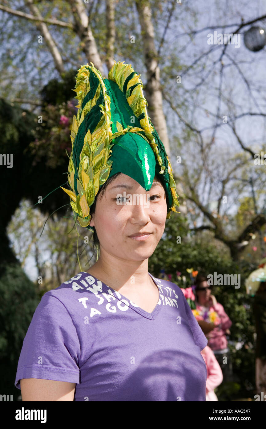 Kandidat in der Oster Bonnet-Wettbewerb in der Taverne auf der Park im Central Park in New York City USA April 2006 Stockfoto