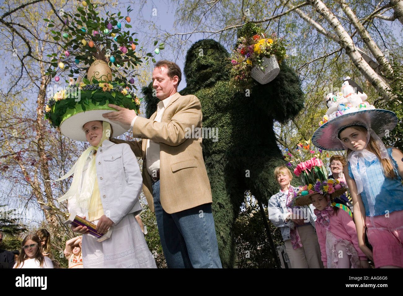 Kandidat in der Oster Bonnet-Wettbewerb in der Taverne auf der Park im Central Park in New York City USA April 2006 Stockfoto