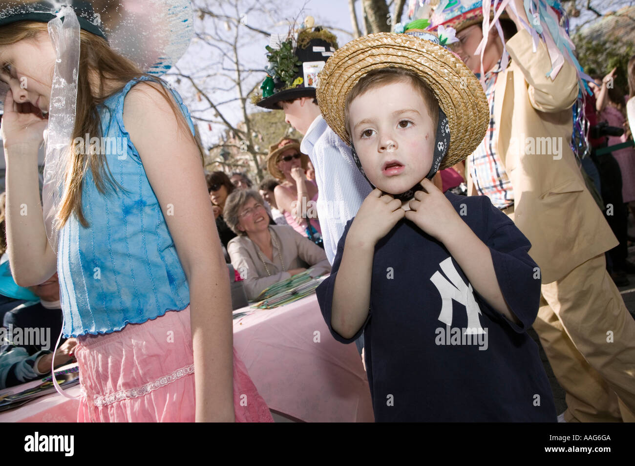 Kandidat in der Oster Bonnet-Wettbewerb in der Taverne auf der Park im Central Park in New York City USA April 2006 Stockfoto