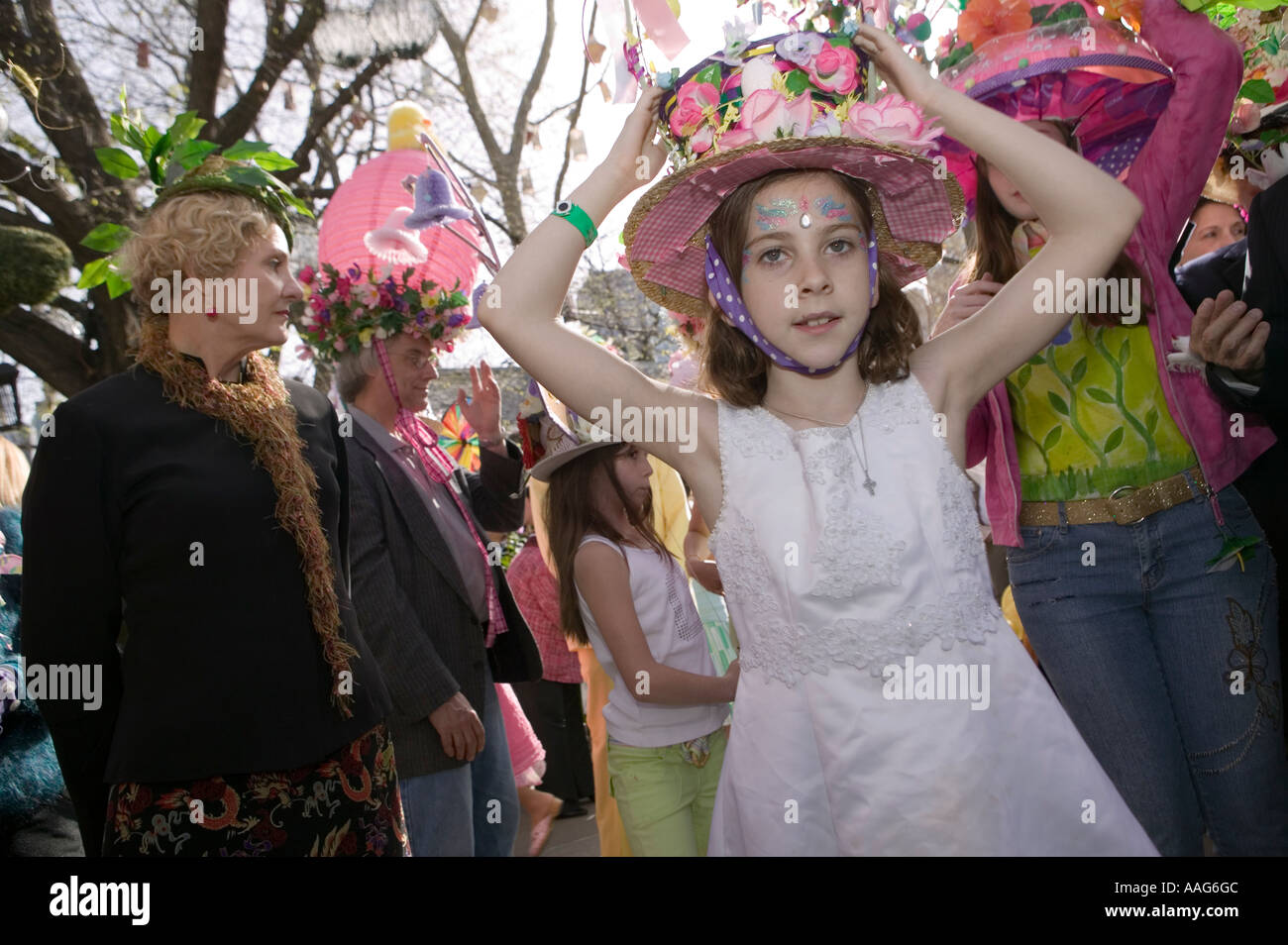Kandidat in der Oster Bonnet-Wettbewerb in der Taverne auf der Park im Central Park in New York City USA April 2006 Stockfoto