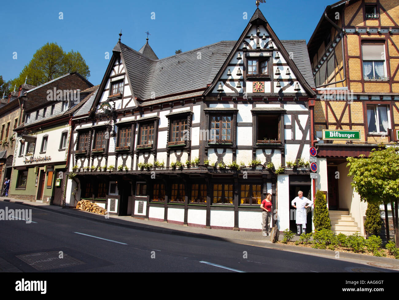 Alte halbe Fachwerkhaus verwendet als Restaurant Taverne in Altenahr, Ahrtal, Rheinland-Pfalz, Deutschland, Europa Stockfoto