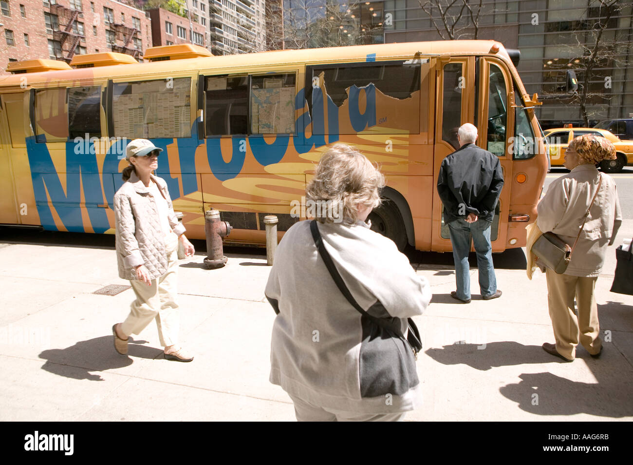 Menschen warten, um eine Metrocard Bus geben in einer Straße in New York City USA April 2006 Stockfoto