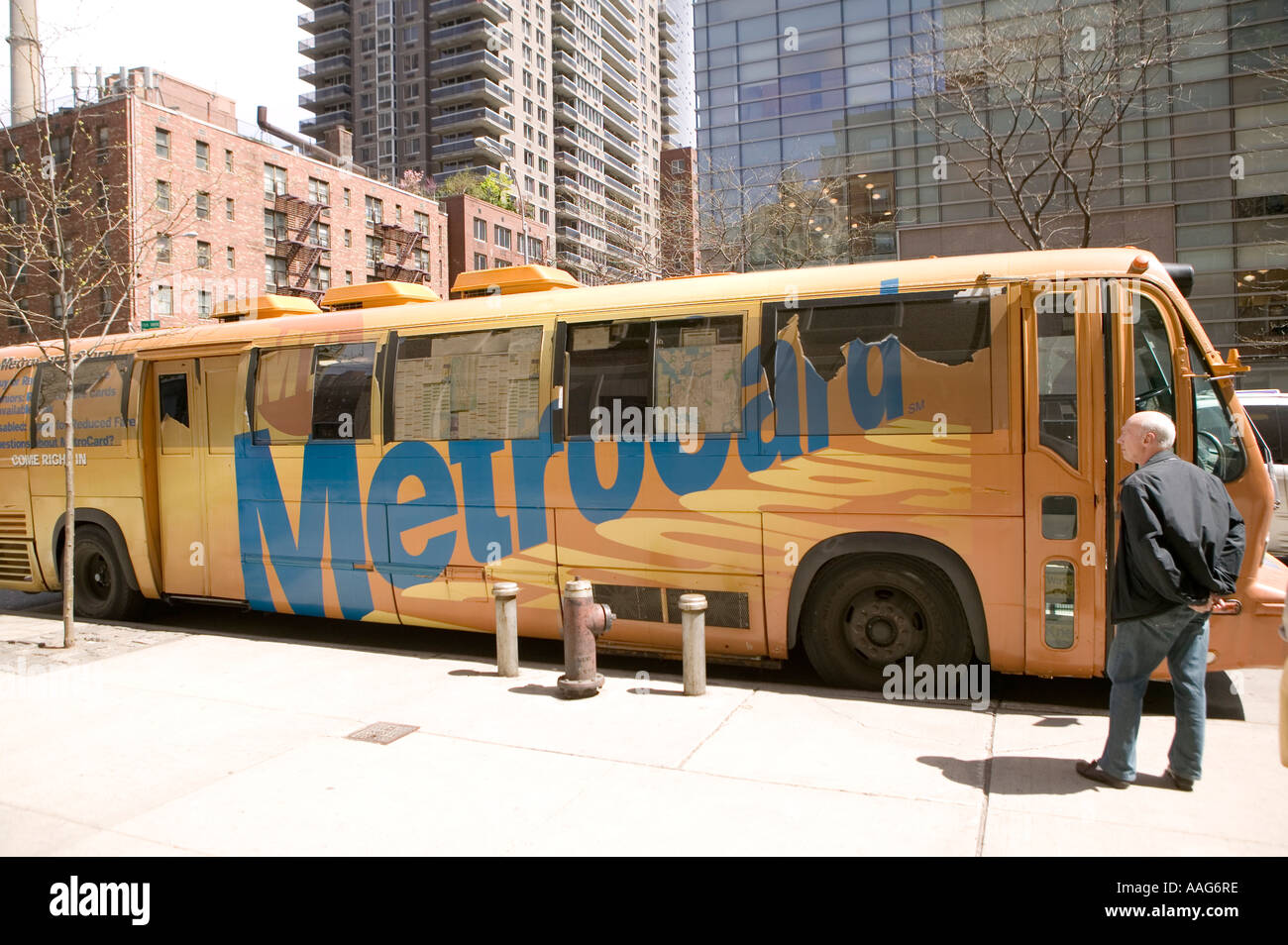 Menschen warten, um eine Metrocard Bus geben in einer Straße in New York City USA April 2006 Stockfoto