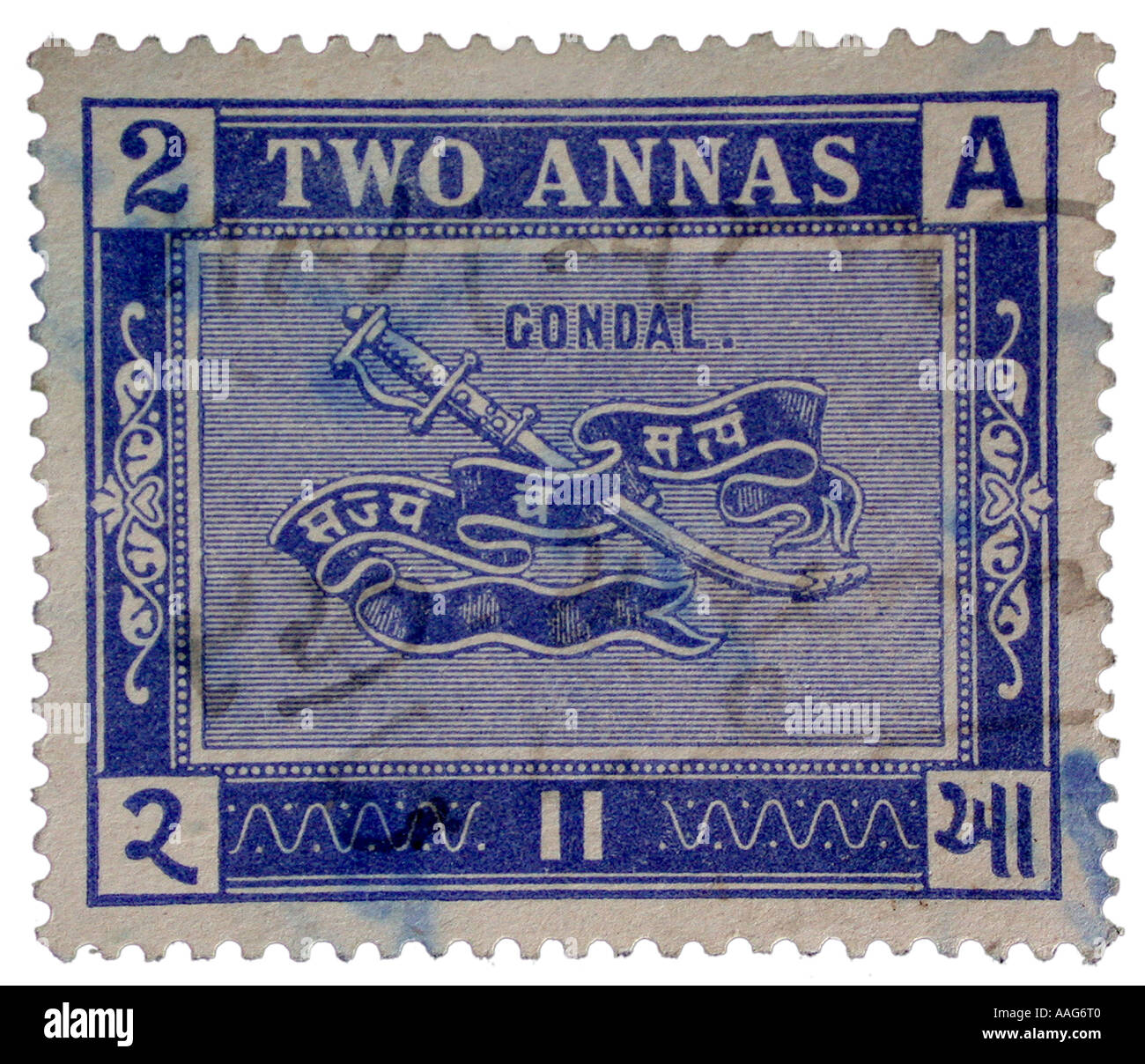 Alte Vintage 1900er Briefmarke zwei Annas Anfang des 20. Jahrhunderts Gondal-Logo, Wappen, Saurashtra Gujarat Indien Asien Stockfoto
