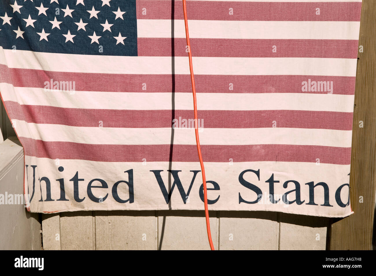 Alte amerikanische Flagge in der Gedenkstätte am Ground Zero in New York City USA April 2006 Stockfoto