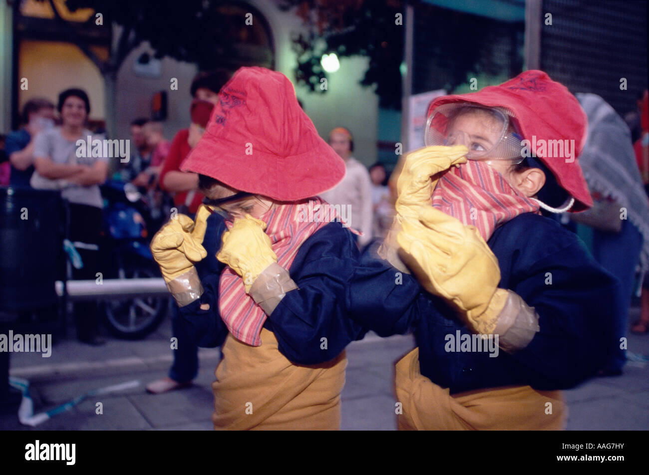 Schutzausrüstung bei der Kinder s Correfoc Parade Barcelona Katalonien Spanien Stockfoto