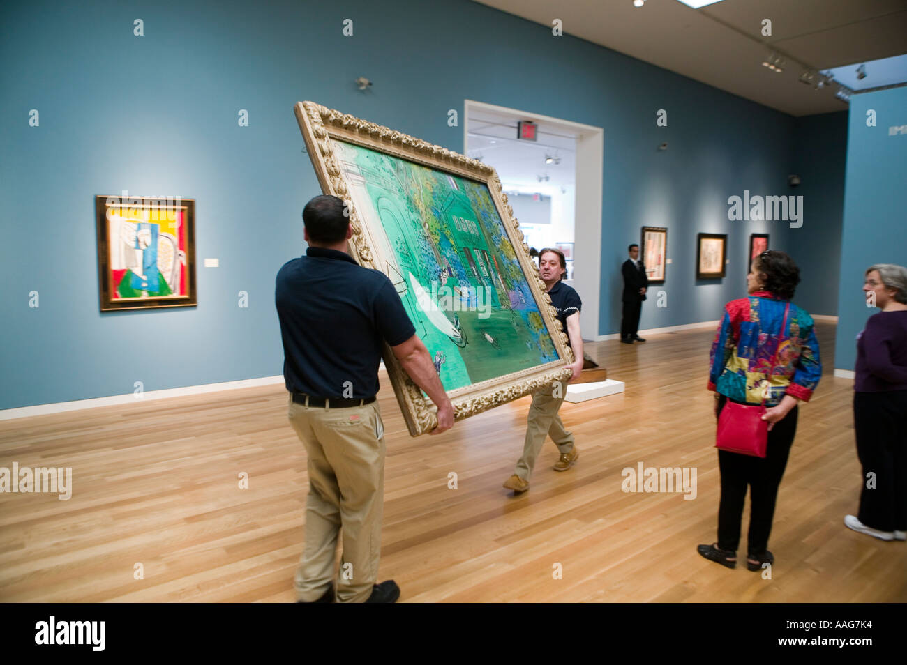 Arbeiter tragen Raoul Duffy Malen während der Vorschau des Impressionismus-moderne Kunst-Verkauf bei Sotheby s in New York City USA April 2006 Stockfoto