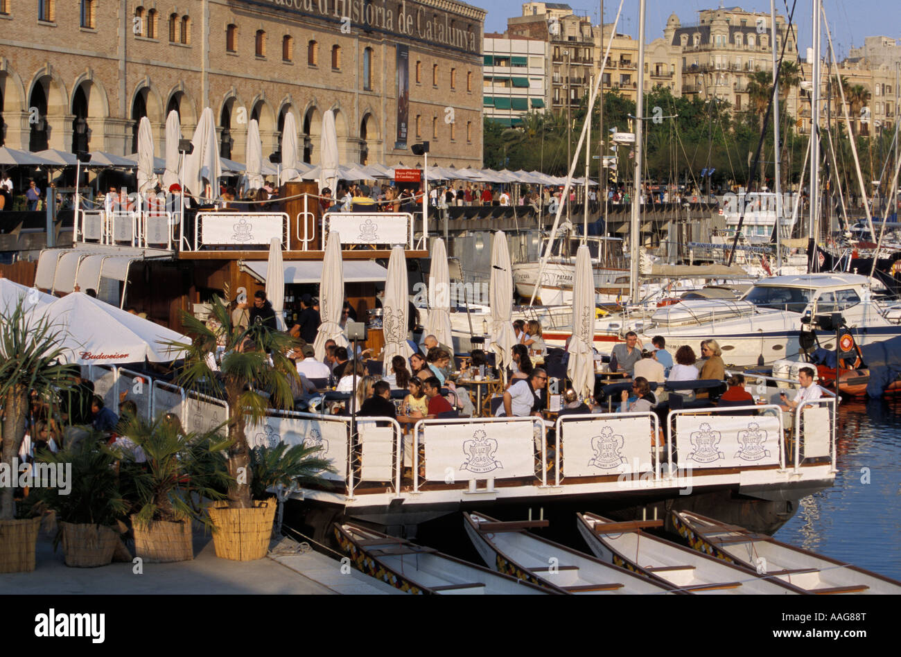 Leute sitzen in einem Fischrestaurant am Hafen promenade Barceloneta  Barcelona Katalonien Spanien Stockfotografie - Alamy