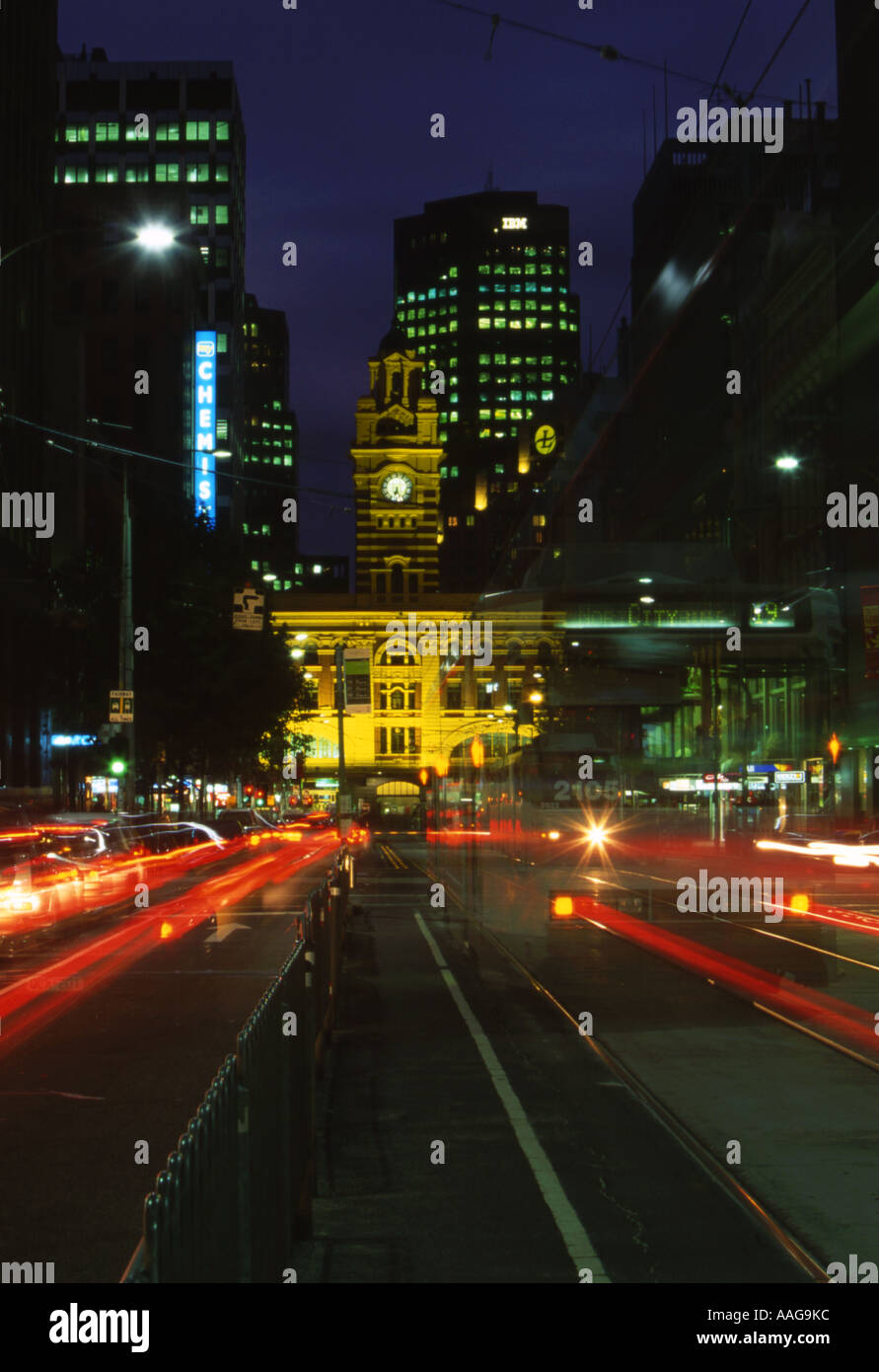 Elizabeth Street und Flinders Street Station in Rush Hour Melbourne Victoria Australien Stockfoto