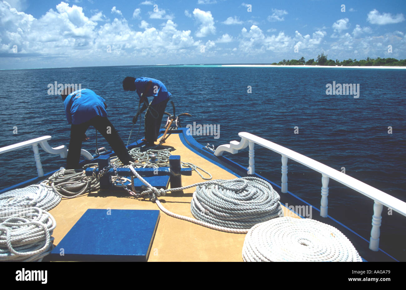 Mannschaft mit einem Gewicht von Anker MV Sea Spirit Malediven Stockfoto