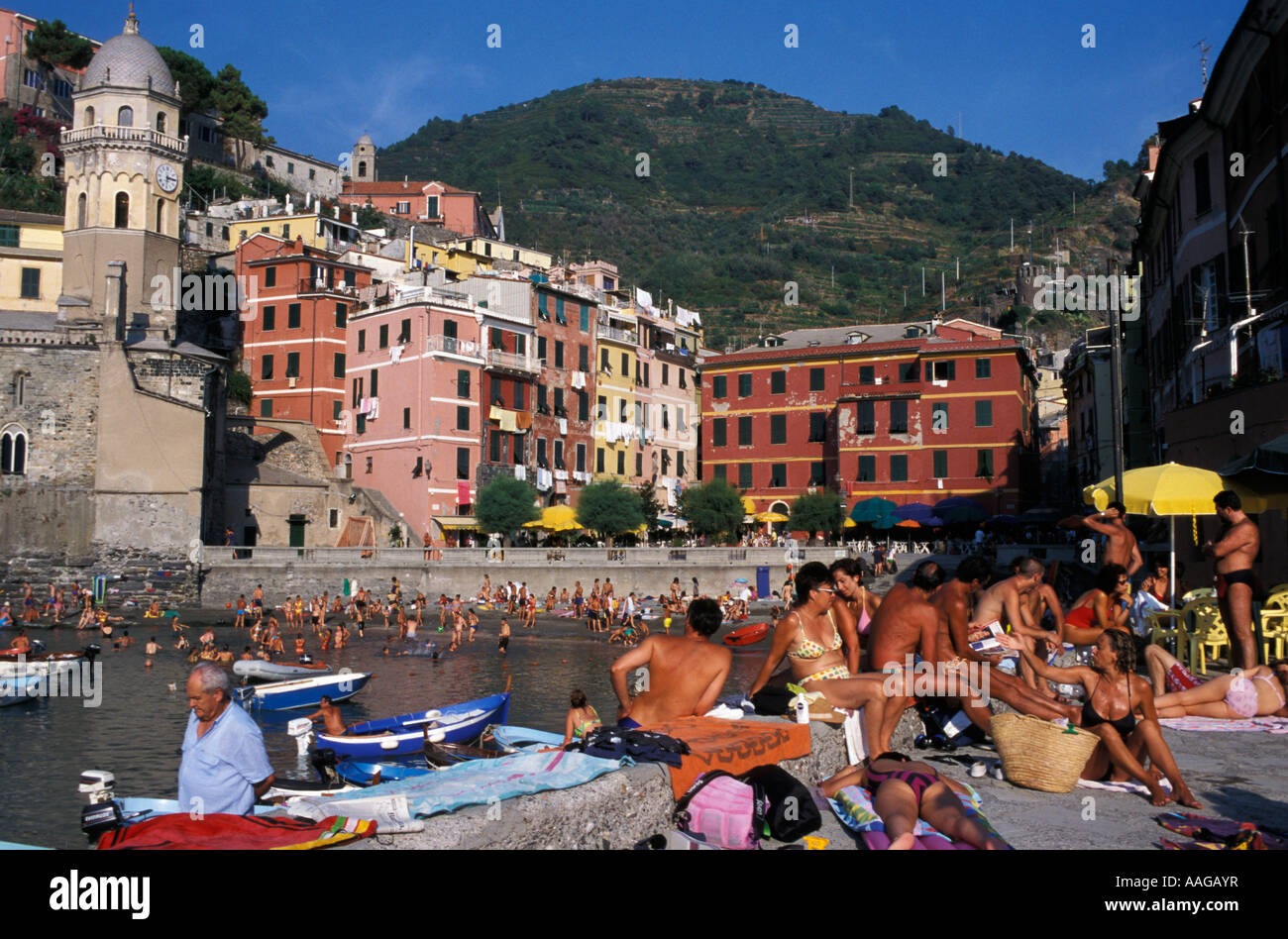 Menschen Baden Vernazza Cinque Terre Ligurien Italien Stockfotografie -  Alamy