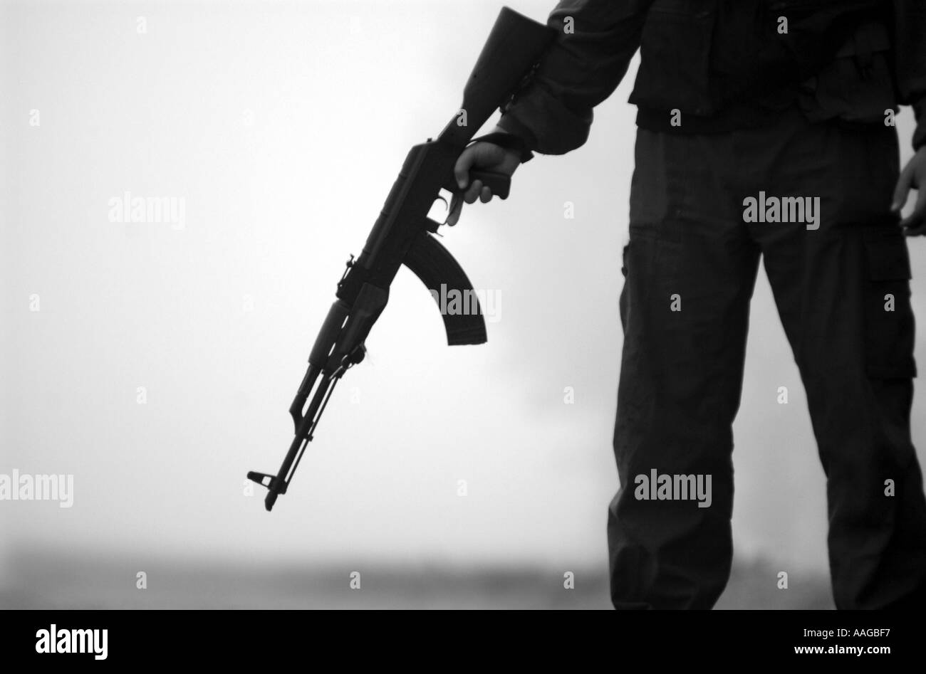 ein Terrorist, gekleidet in eine Sturmhaube hält eine AK47 Kalaschnikow Stockfoto