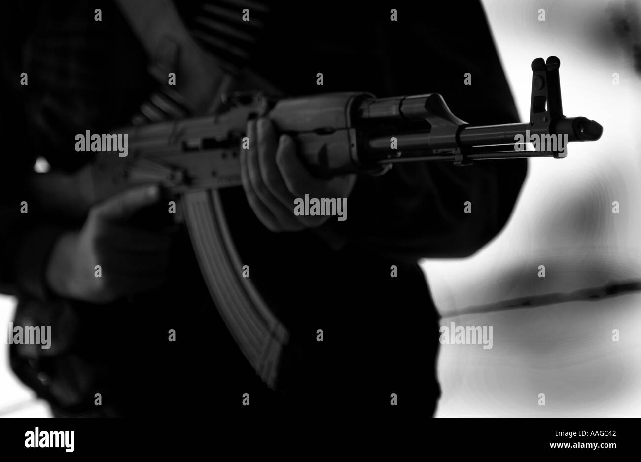 ein Terrorist mit einer AK47 Kalaschnikow und einen Gürtel von Kugeln Stockfoto