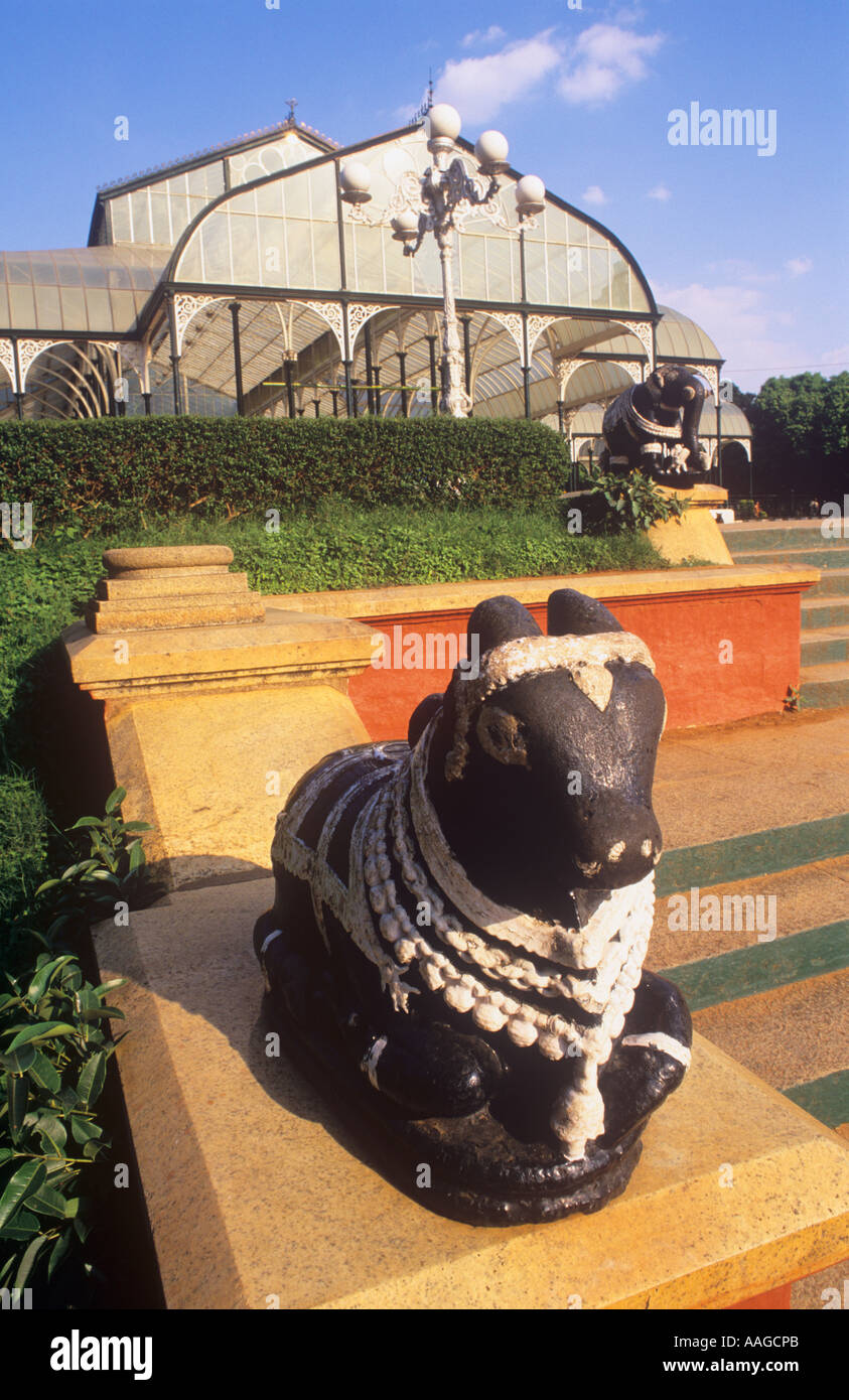 Nandi-Stier und Glas Haus Lalbagh Gärten Bangalore Karnataka Indien Stockfoto