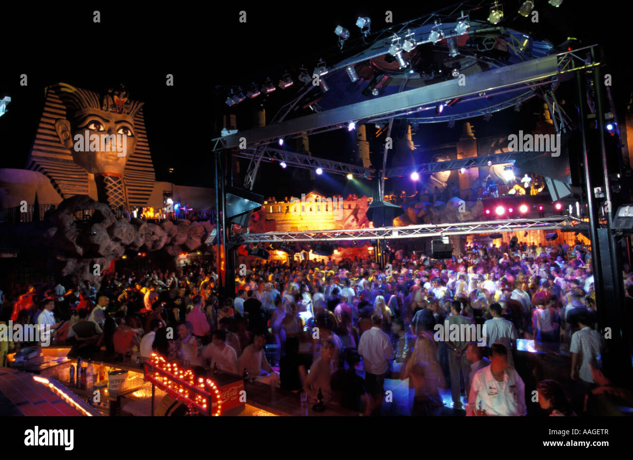 Jugendliche tanzen in OpenAirDiskothek Oxyd Club Side Antalya