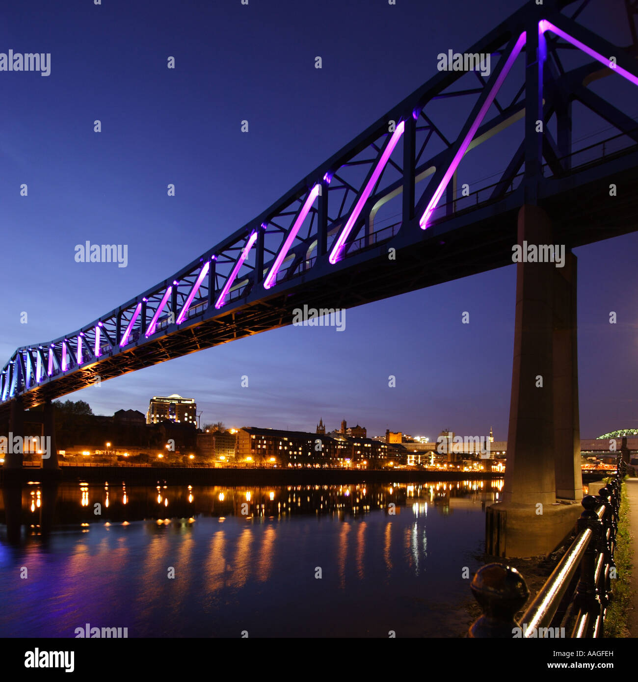 Metro Brücke, Newcastle mit Nocturne Beleuchtungsanlage Stockfoto