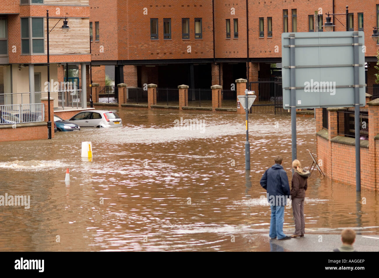 Überflutete Fluss Aire an Kreuzung von Neptun Street & East Street Leeds mit versunkenen Autos außerhalb Appartements mit Trinity 1 Juni 200 Stockfoto