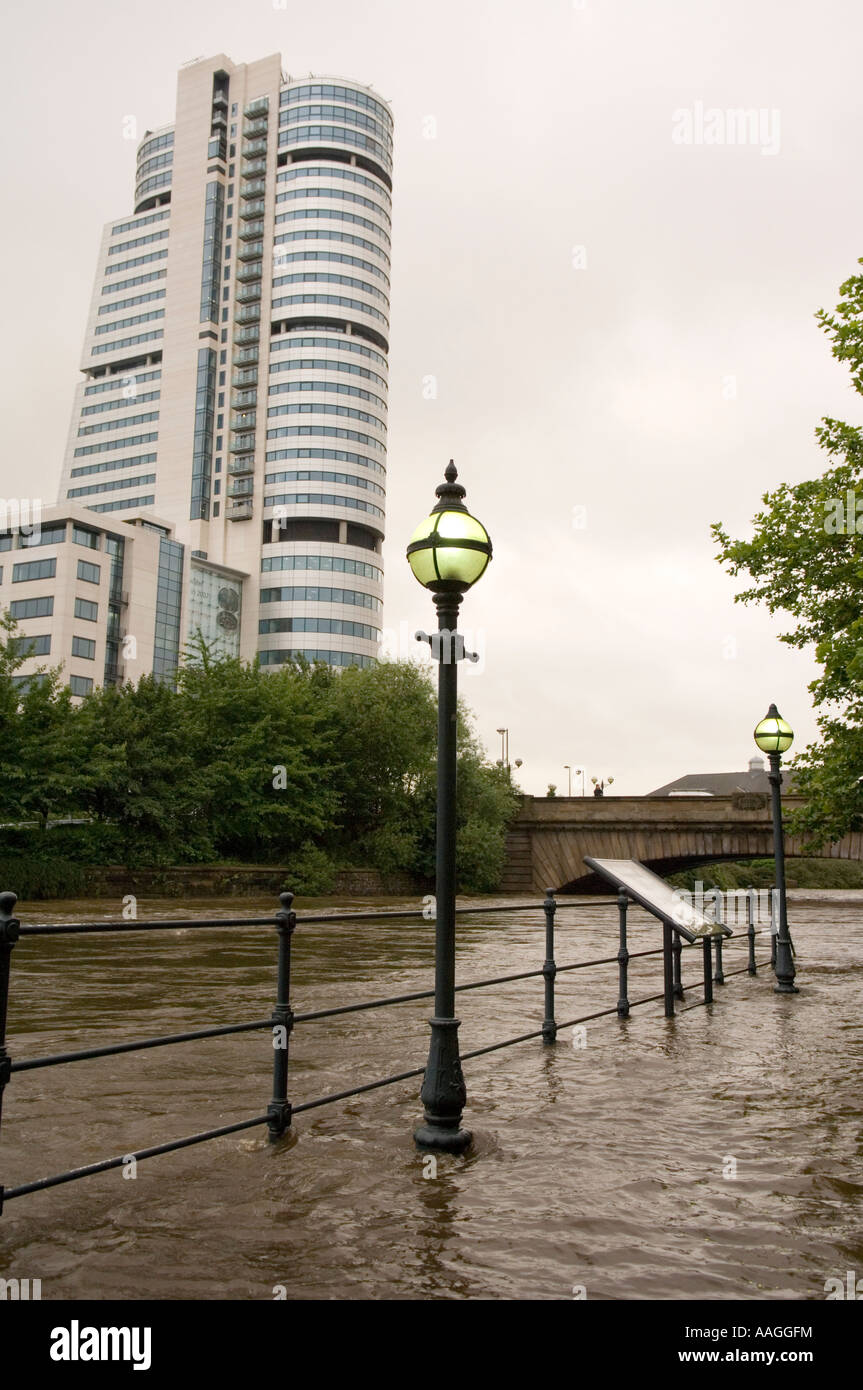 25. Juni 2007 überschwemmten Fluss Aire Treidelpfad an der souveränen Street, Leeds, mit Bridgewater Place & Victoria Bridge im Hintergrund. Stockfoto