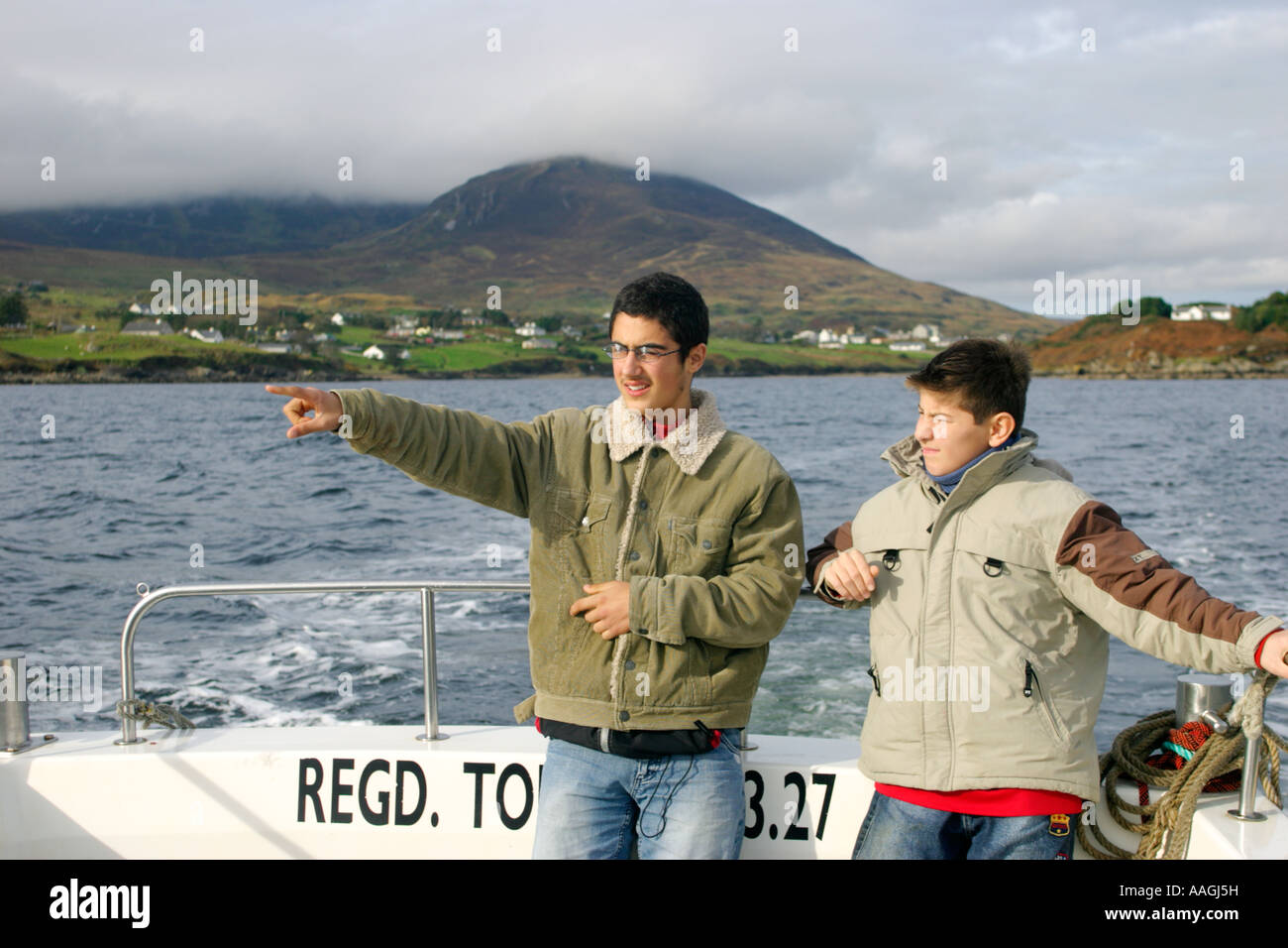 zwei jungen auf eine Angeltour mit dem Boot off Sleave Ligen im County Donegal in Irland Stockfoto