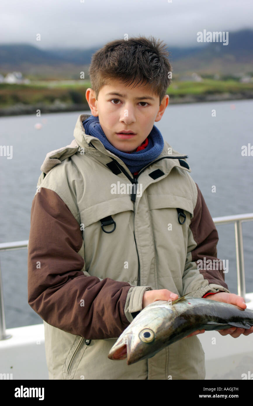 Porträt eines jungen Mannes auf eine Angeltour mit dem Boot aus den Sleave Ligen in County Donegal in Irland Stockfoto