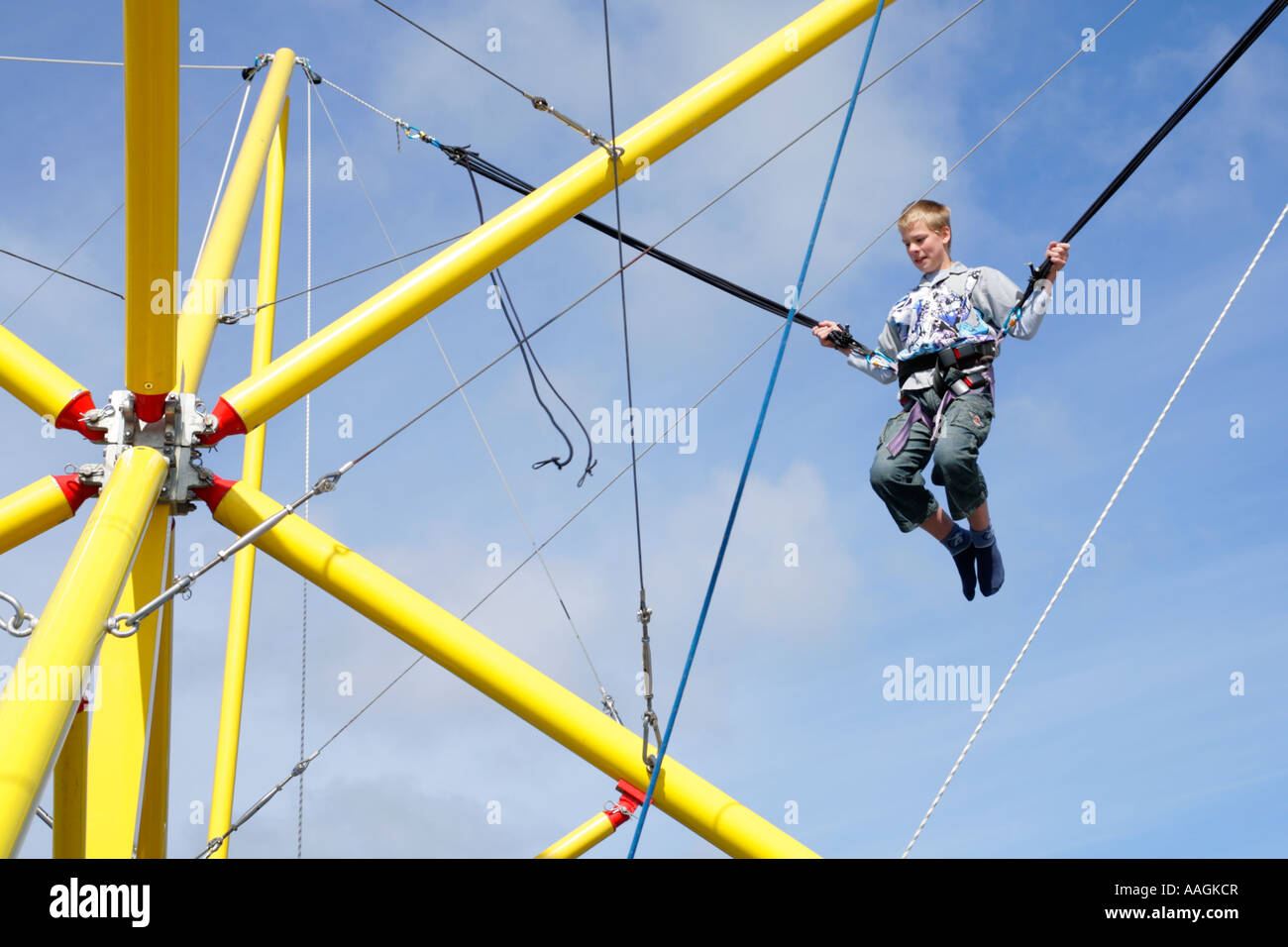 Junge, springen auf einem BungeeTrampolin in Blavand in Dänemark