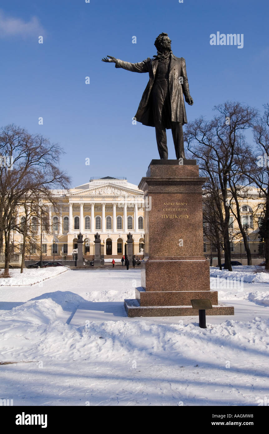 Das Russische Museum mit Statue von puschkin vor. Sankt Petersburg. Russland. Stockfoto