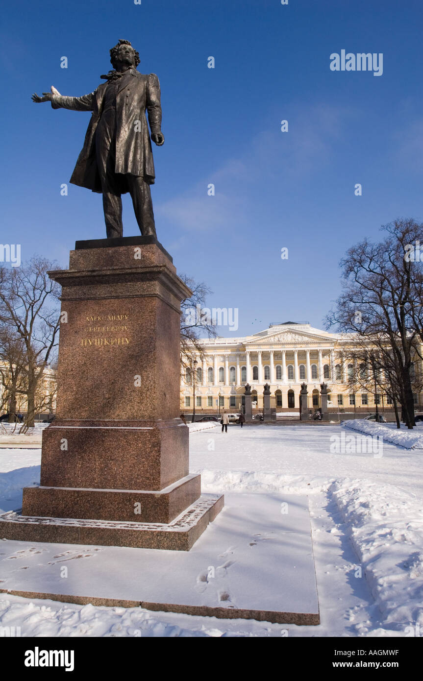 Das Russische Museum mit Statue von puschkin vor. Sankt Petersburg. Russland. Stockfoto