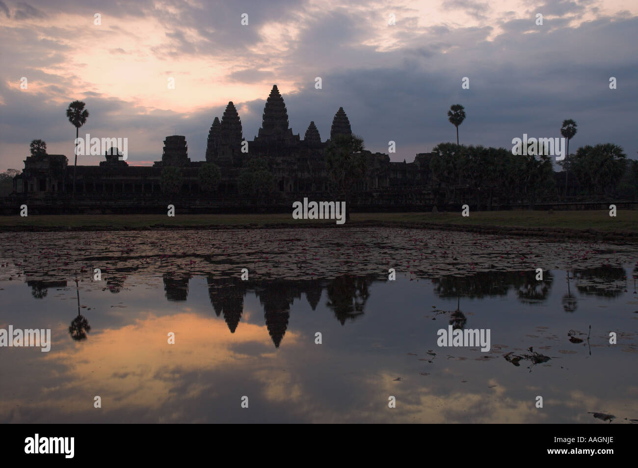 Kambodscha Siem Reap Provinz Tempeln von Angkor Archäologische park Angkor Wat in der Morgendämmerung mit Wasser-Teich in Frgd und leichte Wolken Stockfoto