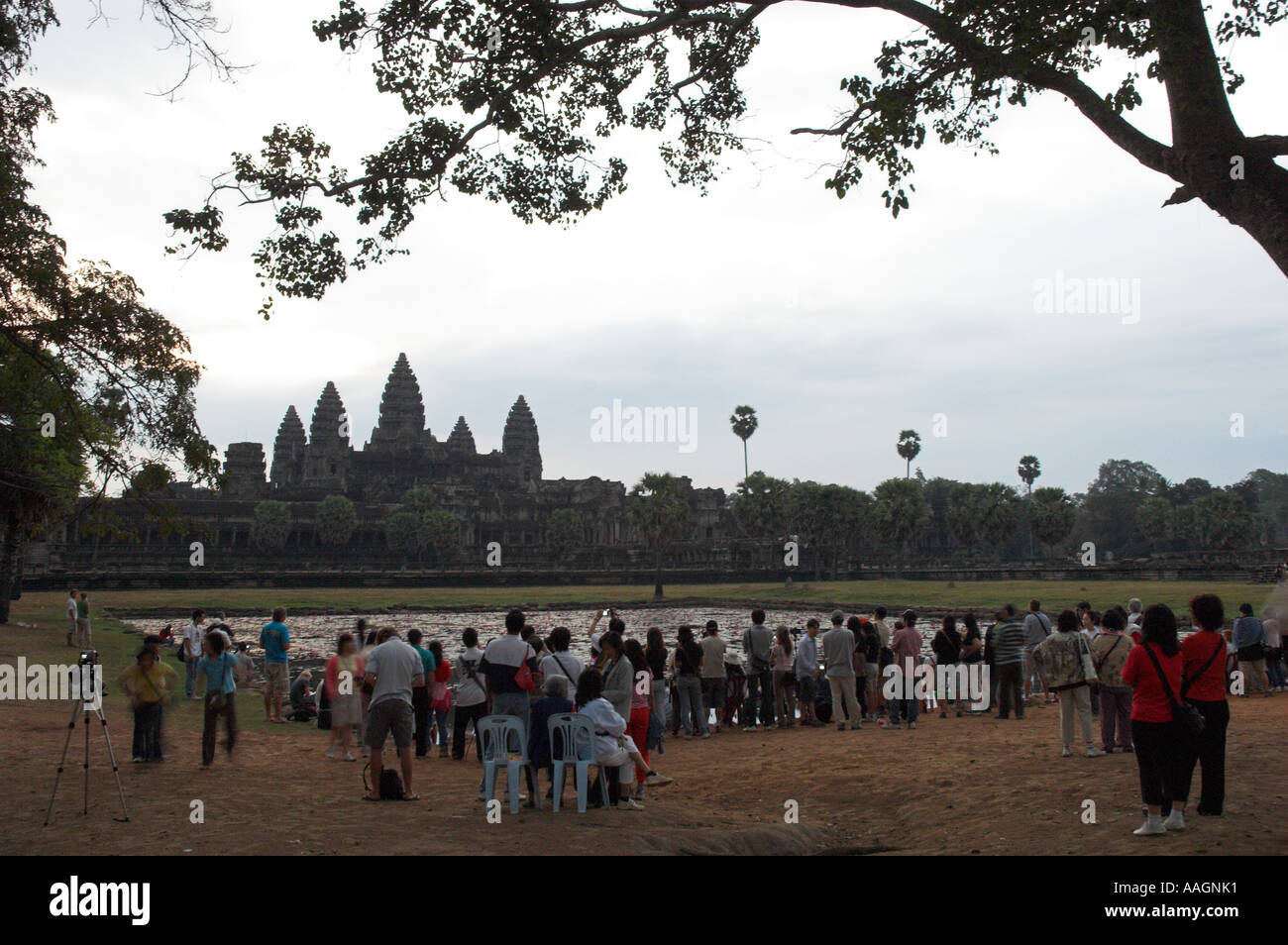 Kambodscha Siem Reap Provinz Tempeln von Angkor Archäologische park Angkor Wat bei Sonnenaufgang mit der Masse der Touristen fotografieren in fr Stockfoto