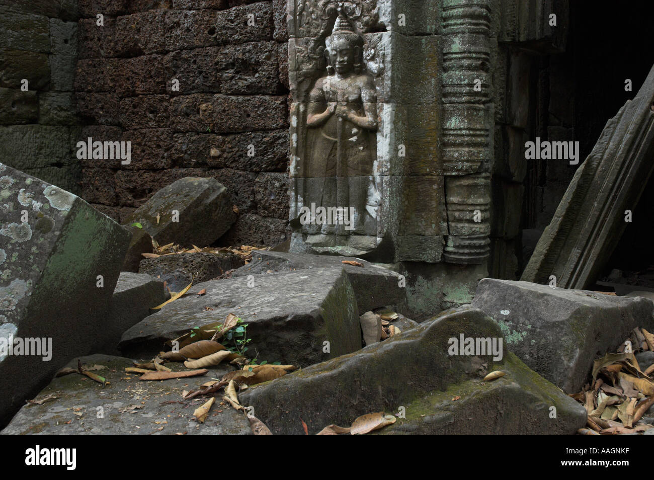 Kambodscha Siem Reap Provinz Tempeln von Angkor Archäologische Park Ta Prohm Tempel steinernen Statuen Figur mit geschnitzten Sto verstreut Stockfoto