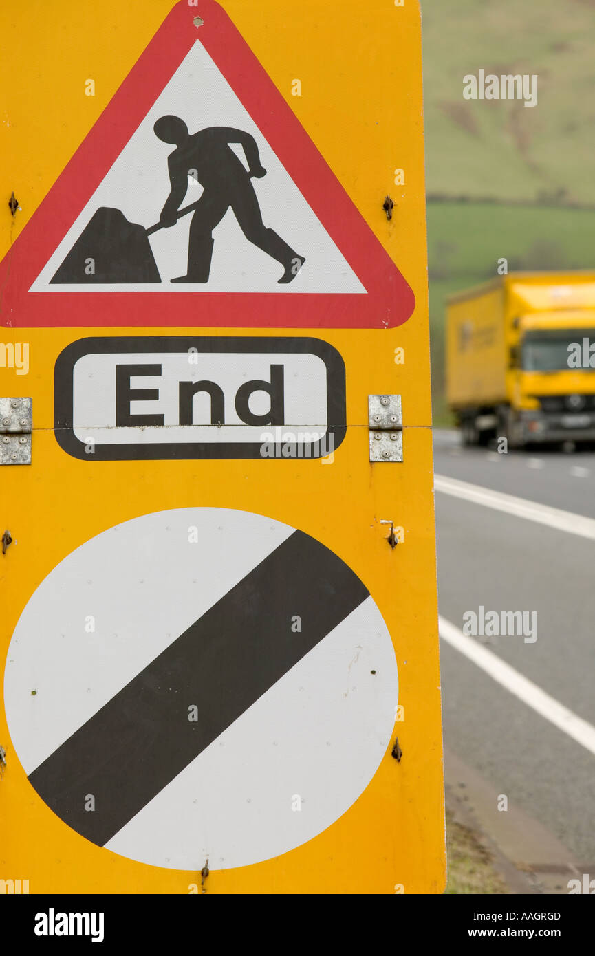 Ende von Baustellen und Geschwindigkeit Beschränkung Zeichen auf einer Straße in Cumbria, UK Stockfoto
