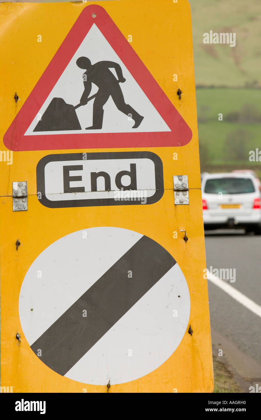Ende von Baustellen und Geschwindigkeit Beschränkung Zeichen auf einer Straße in Cumbria, UK Stockfoto