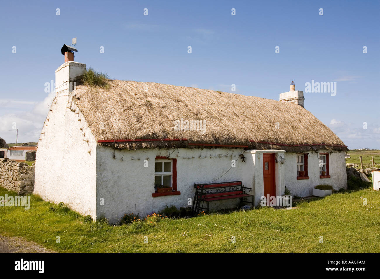 Irland Donegal Inishowen Malin Head Port Ronan Dorf Traditionellen Strohgedecktes Haus Restauriert Her Ferienhaus Stockfotografie Alamy
