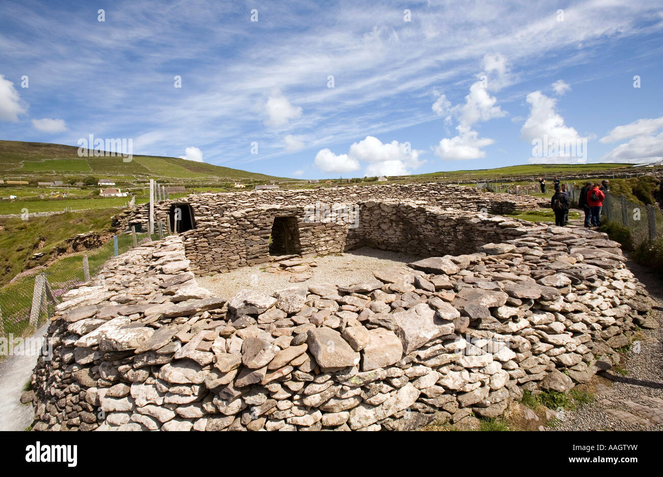 Irland County Kerry Dingle Halbinsel Slea Head Dunbeg Fort und hängen des Mount Eagle Stockfoto