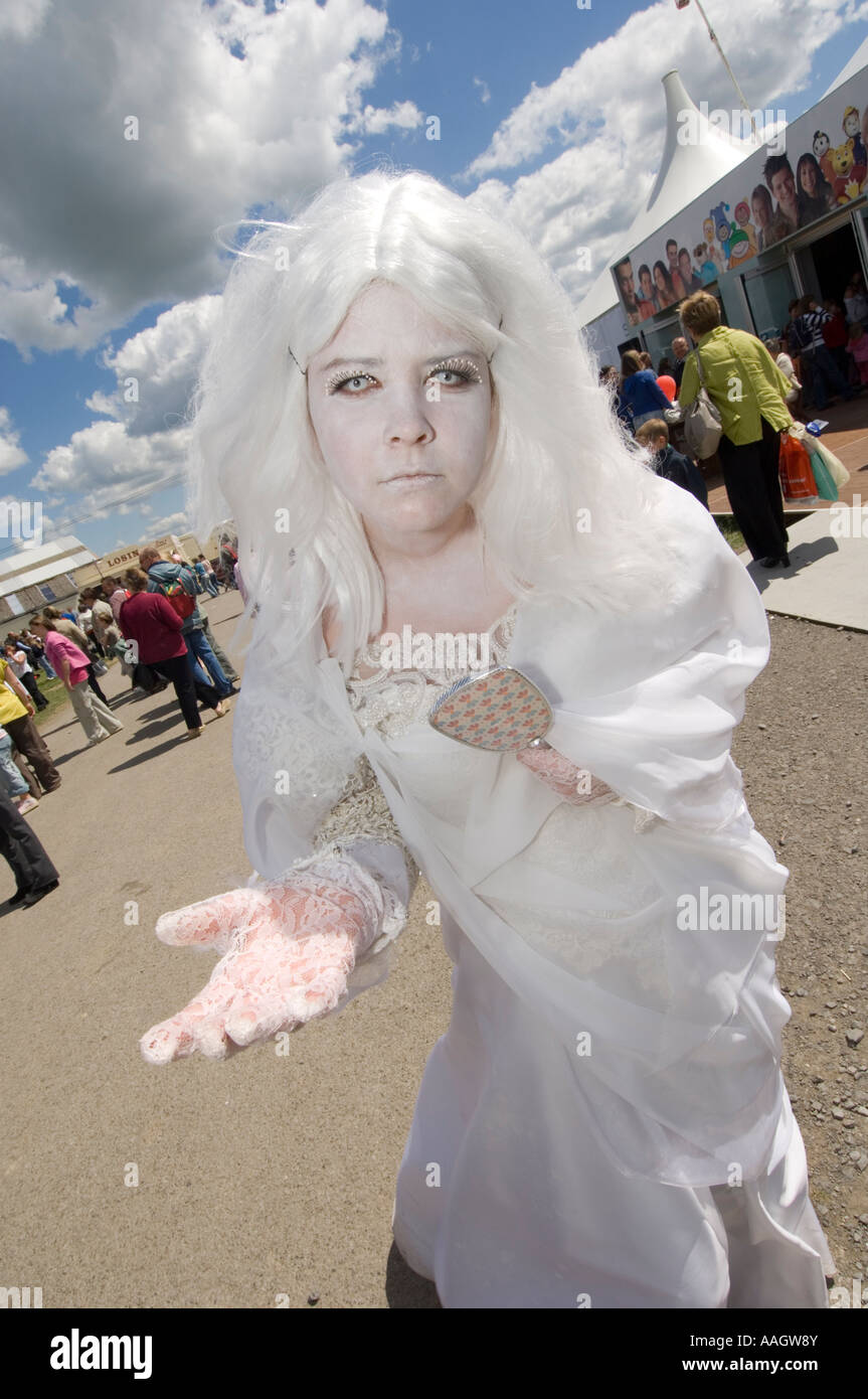 Straßenkünstler Schauspieler verkleidet Kopf bis Fuß in weiß auf dem jährlichen Urdd National Eisteddfod Youth Arts Festival Wales UK Stockfoto