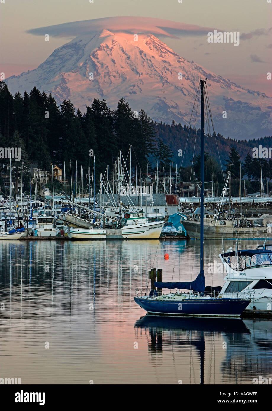 Mount Rainier vom Gig Harbor Stockfoto