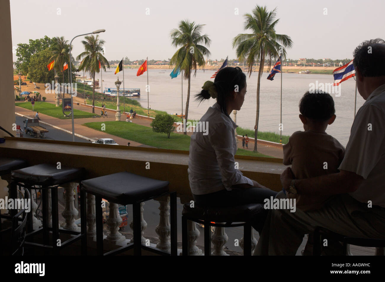 Kambodscha Phnom Penh erhöhten Caféterrasse mit Menschen beobachten die Ansicht auf dem Tonle Sap Fluss Stockfoto