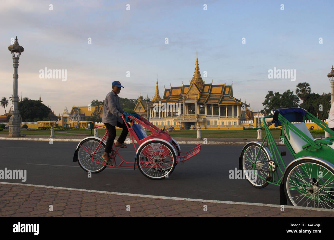 Kambodscha Phnom Penh Hauptplatz vor Königspalast Blick mit bunten Rikschas in frgd Stockfoto