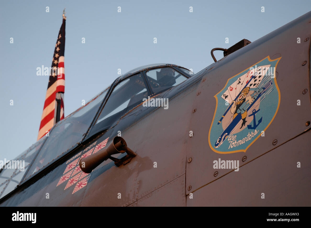 Abzeichen auf der Nase von einem amerikanischen WW2 Kampfflugzeugen liest "Der Peiniger". Stockfoto