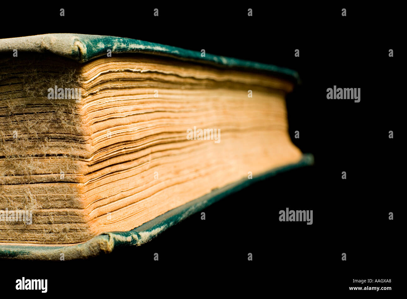 Nahaufnahme von staubigen alten hart zurück Bücher Stockfoto
