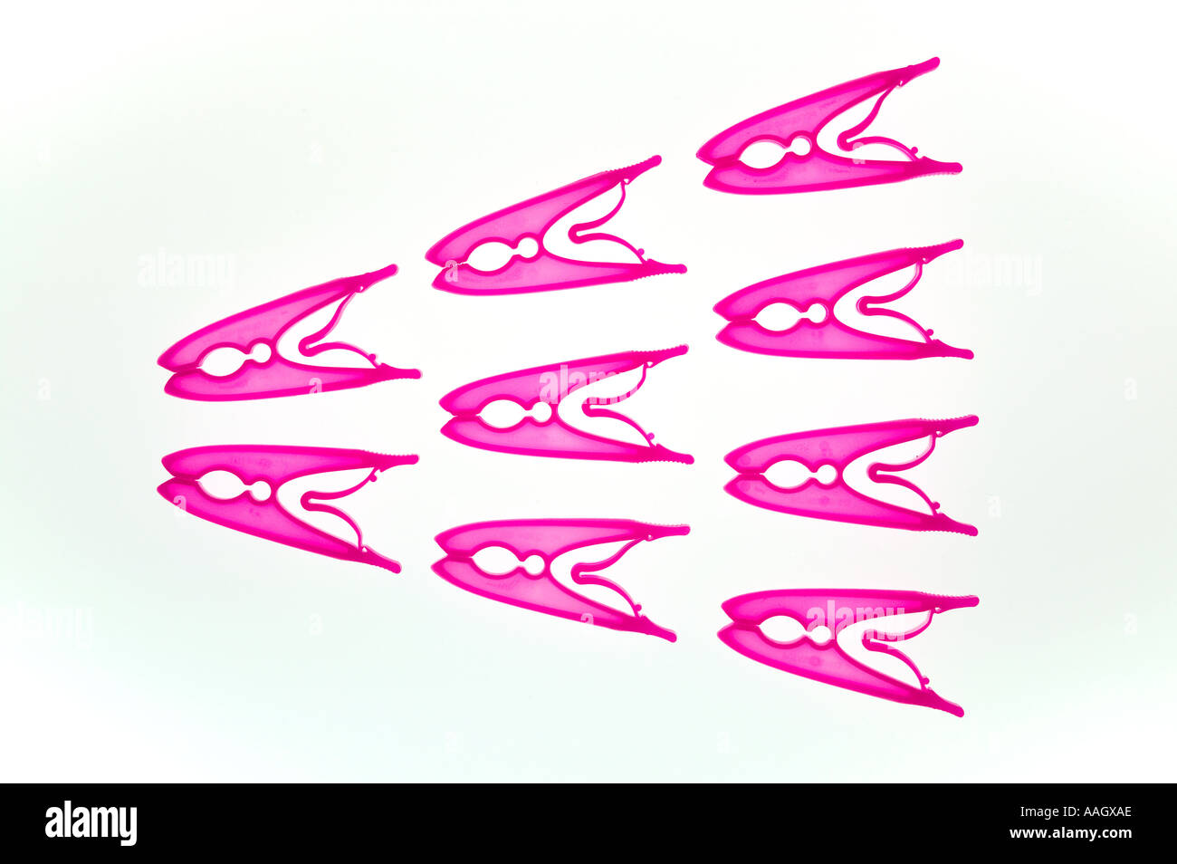 Fischschwarm von farbigen Kunststoff Haken machen einen Fisch Form Stockfoto