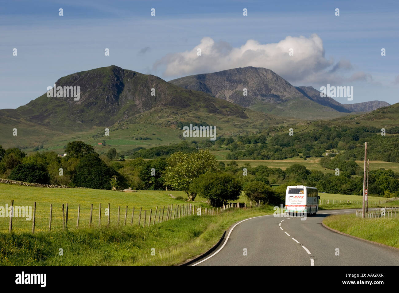 Tourist Bus Sightseeing-Tour auf A470 Straße fahren Sie in Richtung Berg Cadair Idris Gwynedd Snowdonia Nationalpark Nord-Wales UK Stockfoto