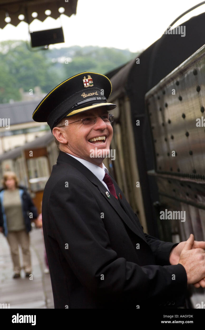 Ein lächelnder Mann - Wache auf dem restaurierten Dampf Eisenbahn Llangollen Bahnsteig, Denbighshire North East Wales UK Stockfoto