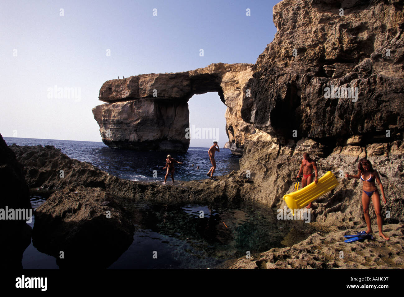 Ein paar stand vor dem Azur Fenster Azure Fenster Insel Gozo Malta Stockfoto