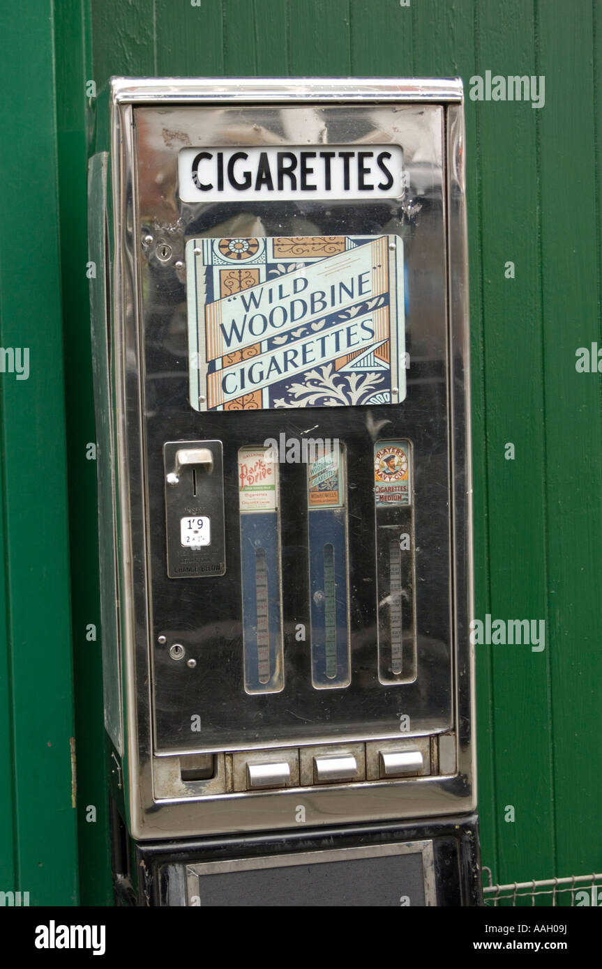 Altmodische glänzendem Chrom Automaten verkaufen Wild Woodbine Zigaretten auf der Straße (Teil einer Rekonstruktion für Film) Stockfoto